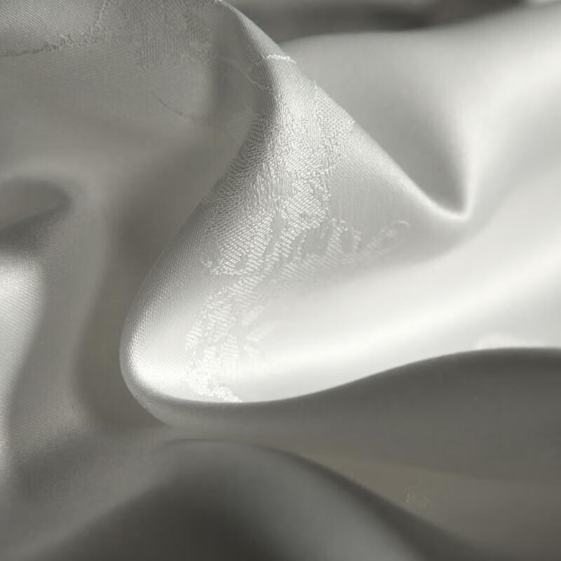 Donna Light Luxury Satin Silk Summer Quilt