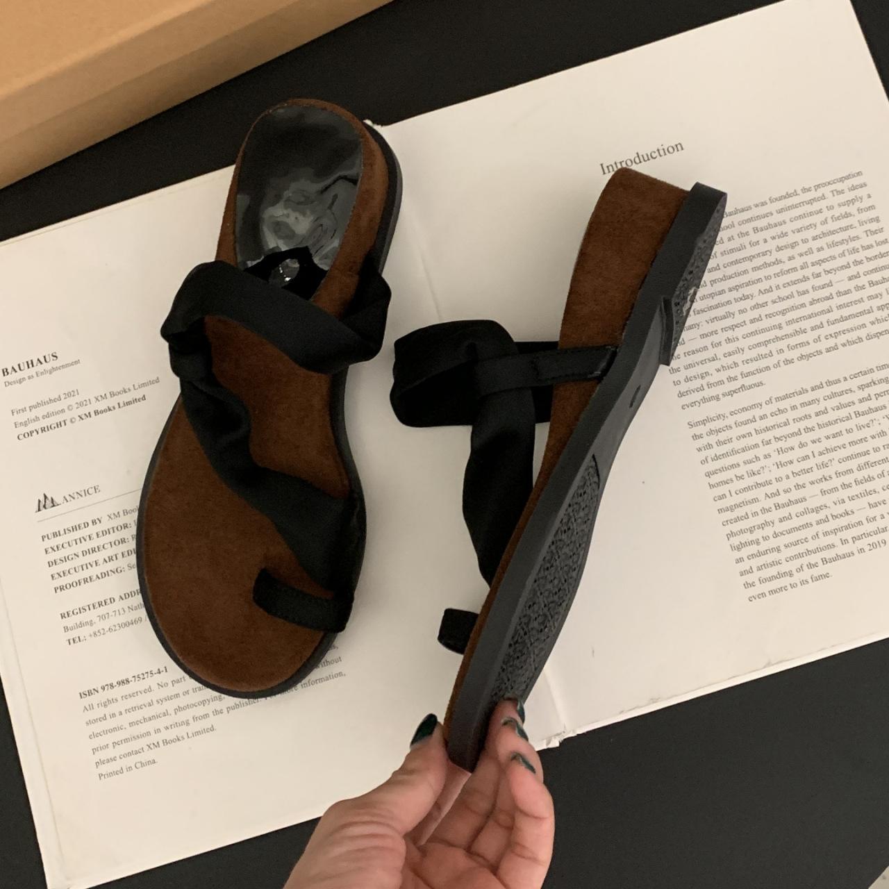 

Версия из мягкой кожи~ Французский ретро-сказочный стиль, отпуск с юбкой, крутые шлепанцы, женский круглый носок, простые римские туфли 40 чёрный