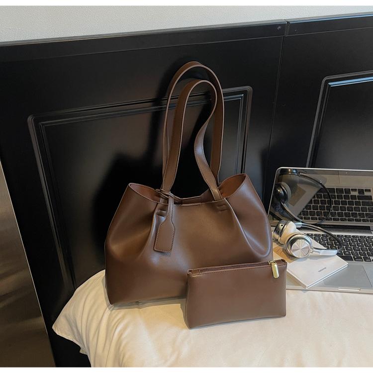 

Простая и высококлассная женская сумка через плечо 2025 новая модная сумка-тоут большой вместимости для работы, поездок, сумка под мышкой темно-коричневого