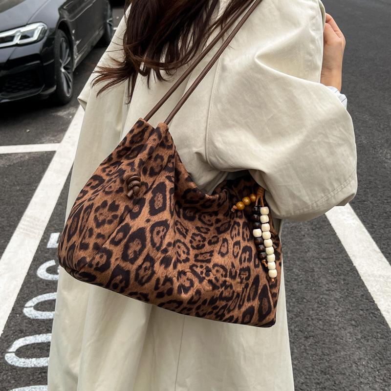 

Leopard print tote bag women s 2025 new super fire light luxury niche high-end shoulder bag large-capacity commuter bag цветной печати леопарда