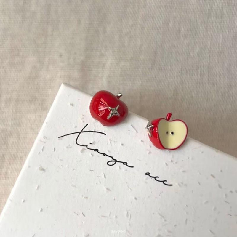 Asymmetrical Apple Stud Earrings in Vibrant Red – Cute, Versatile, and Stylish! красный