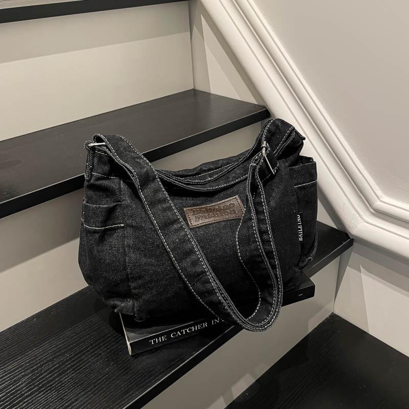 

Lazy wind denim bag commuter versatile messenger bag casual shoulder bag women s solid color simple messenger bag men s tide чорний