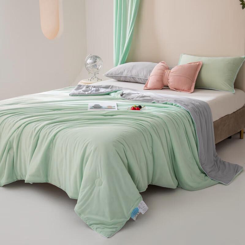 XuanYu Cool-Touch Summer Comforter