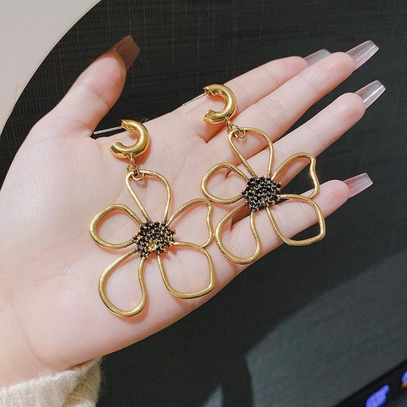 European and American retro versatile flower earrings creative new trendy personality hollow flower earrings street shot versatile ear jewelry