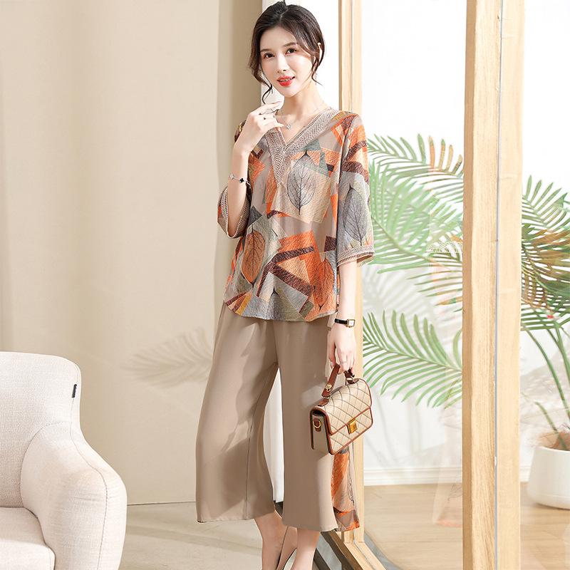 Stylish Chiffon Summer Outfit Set for Middle-Aged Mothers: Short-Sleeved Blouse and Pants