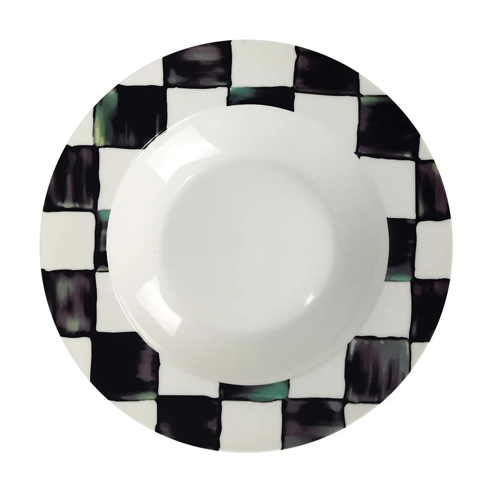 Piatto piano in ceramica a scacchi bianco e nero Tazza da caffè e piattino in bone china Piatti per cibi occidentali Stoviglie eleganti per la casa Tazza