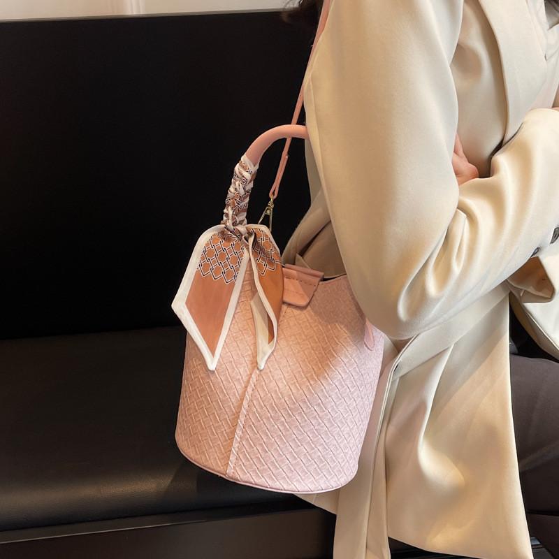 2024 New Style Lady Crossbody Bag Chic Urban Minimalist Shoulder Bag Pu Bucket Bag