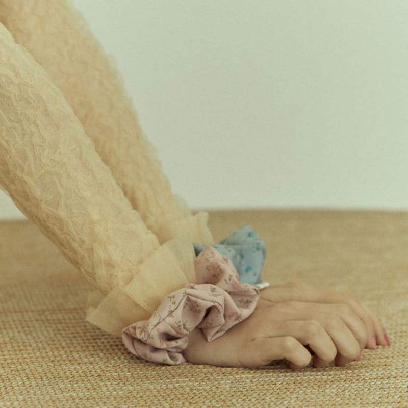 Elizabeth Moments Flower Print Scrunchie