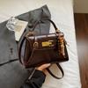 Niche bag women's new winter exquisite high-value commuting shoulder bag fashion casual messenger bag