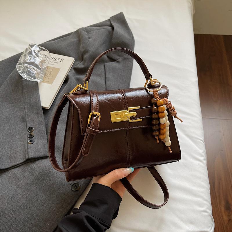 Niche bag women's new winter exquisite high-value commuting shoulder bag fashion casual messenger bag