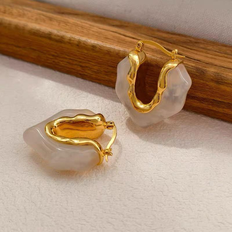 Ретро серьги-треугольники в гонконгском стиле с нерегулярным узором тай-дай белый