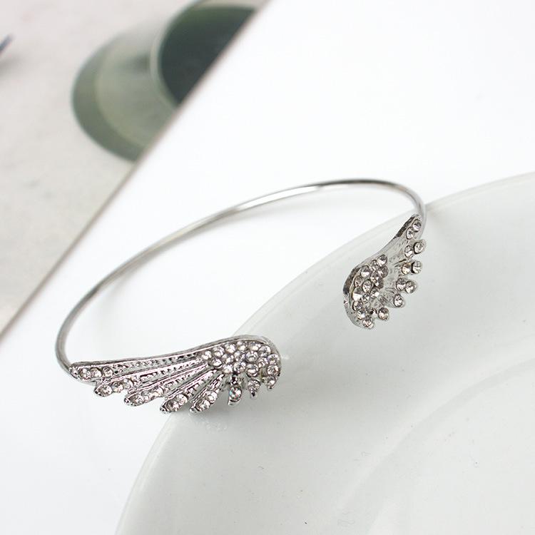Korean Style Rhinestone Angel Wing Adjustable Bracelet - Glittering Alloy Fashion Accessory серебряный