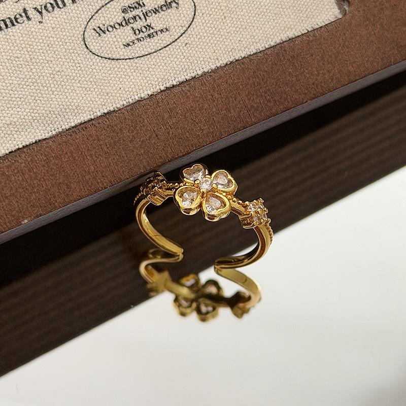 Retro Light Luxury Goldkette Hohl Vierblättriges Kleeblatt Diamantbesetzt Zirkon Kupfer Münze Gürtelschnalle Öffnungsring Nische Stapelring