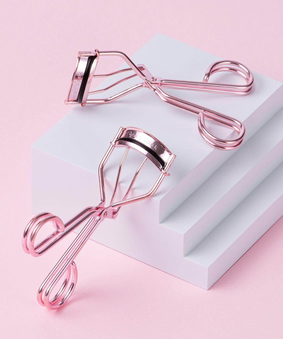 Pink eyelash curler