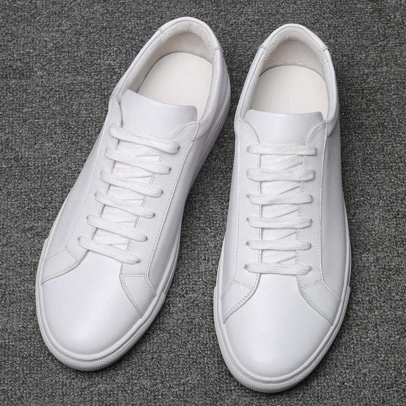 Skórzane buty na platformie dla mężczyzn Nowa moda designerska Białe casualowe sneakersy dla mężczyzn Wiosna Jesień Miękka podeszwa Męskie buty sportowe