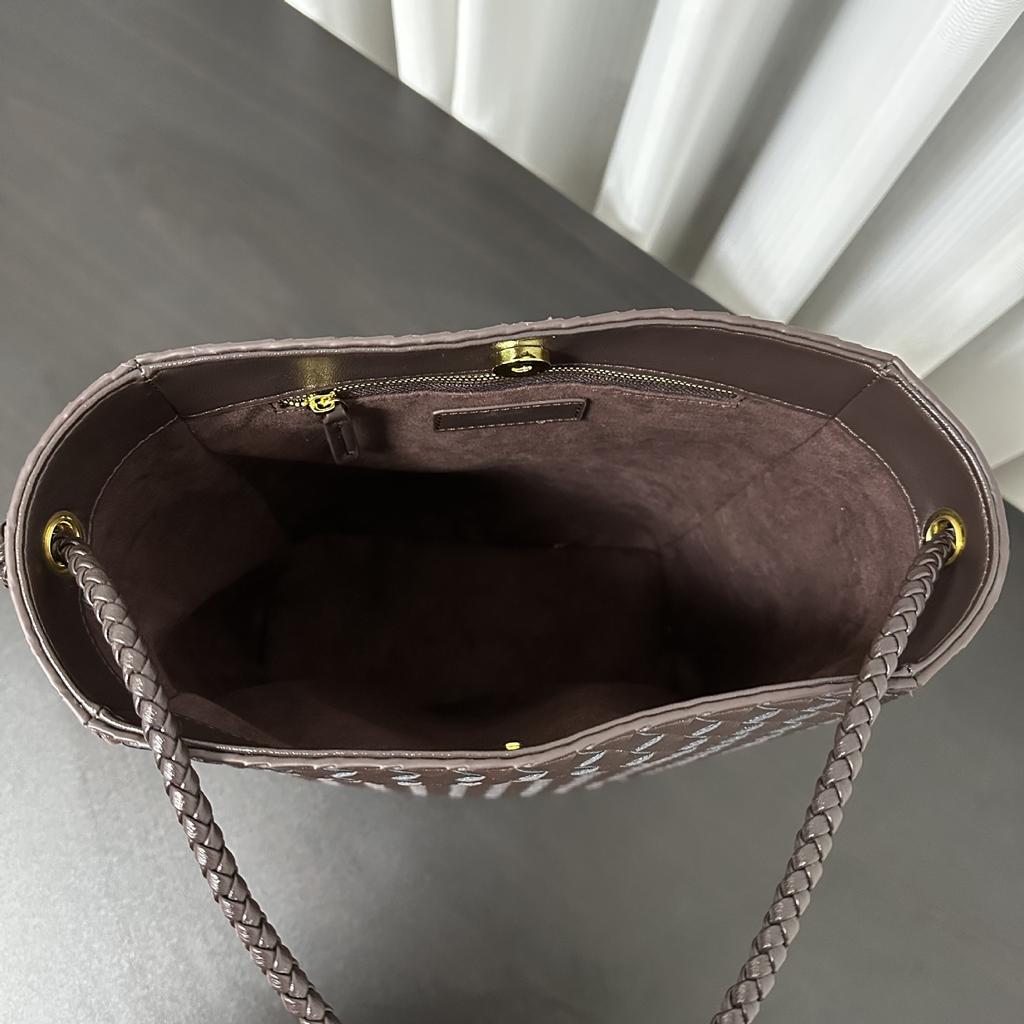 2025 New medieval fashion versatile leather square shoulder underarm crossbody tote bag woven bag hand bucket bag