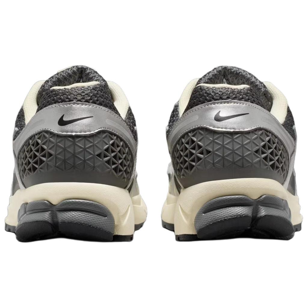 Nike Zoom Vomero 5 Iron Grey Chrome Unisex-Sneaker Metallic-Silber Kokosmilch IM3486-001