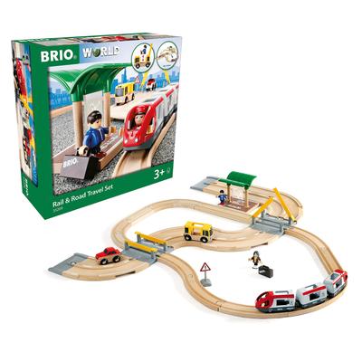 BRIO WORLD Jernbane & Vej Rejsesæt [33-Delesæt] til Børn fra 3 år (Trætog med skinner) 33209