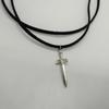 Doppellagige Schwarze Choker-Halskette mit Silbernem Schwert-Anhänger - Gothic-Stil