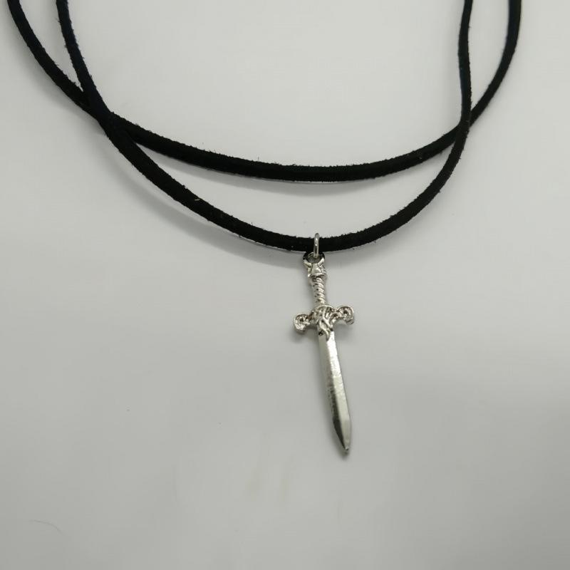 Doppellagige Schwarze Choker-Halskette mit Silbernem Schwert-Anhänger - Gothic-Stil