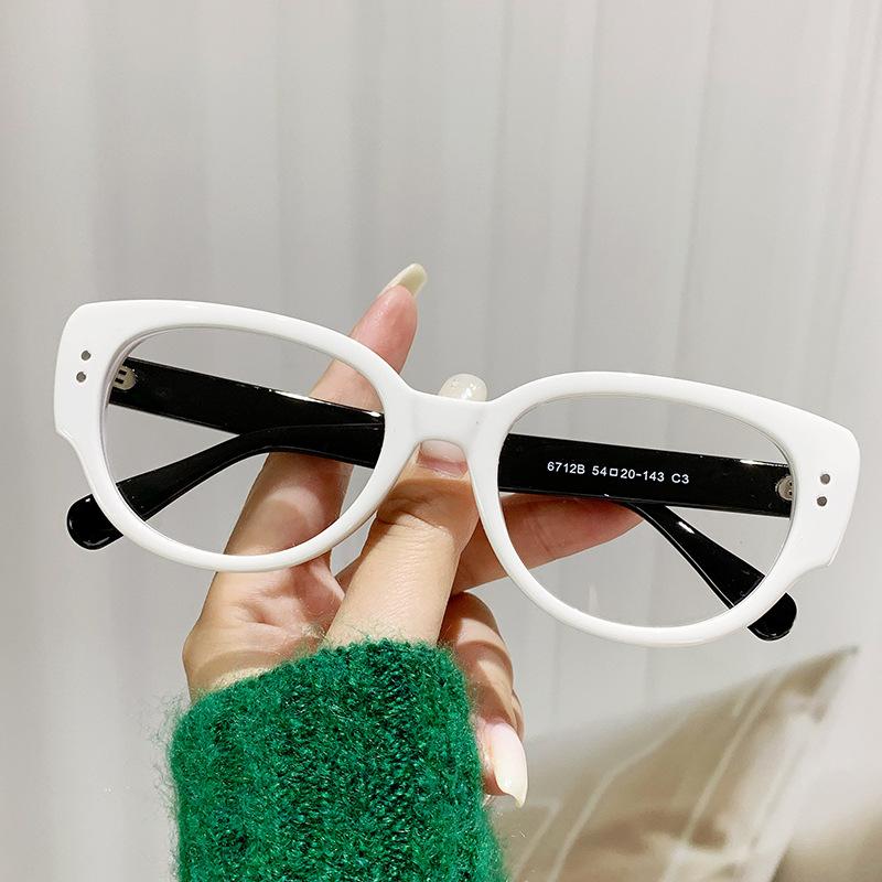 

Очки 6712Btr с защитой от синего света можно оснастить миопией, без макияжа, ретро кошачий глаз большая оправа плоское зеркало, и ветер тонкий.