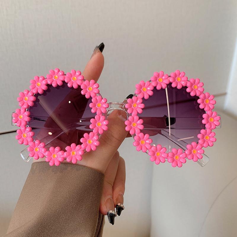 Retro Special Round Daisy Flower Sunglasses Woman Vintage Fashion Brand Female Eyewear Party Travelling UV Shades