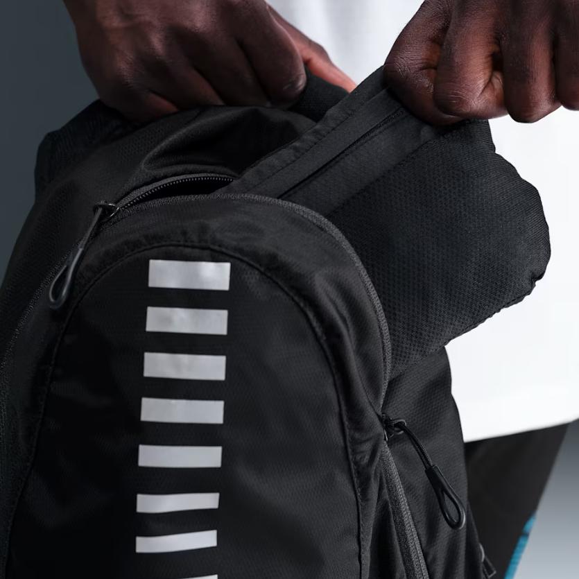 Nike Giacca con Cappuccio e Zip a Manica Lunga Logo Impossibilmente Leggera Uomo Giubbotti HQ4267-010