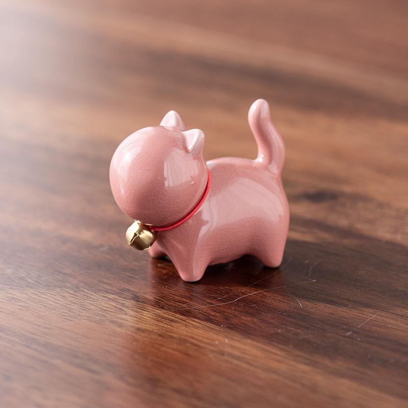 Eine kleine niedliche Katze im chinesischen Stil als Teehaustierfigur mit einem Keramik-Katzenpinselständer