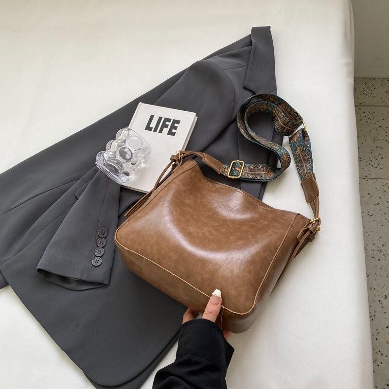 Fashionable Retro Women's Large Capacity Bucket Bag With Premium Quality And Versatile Design