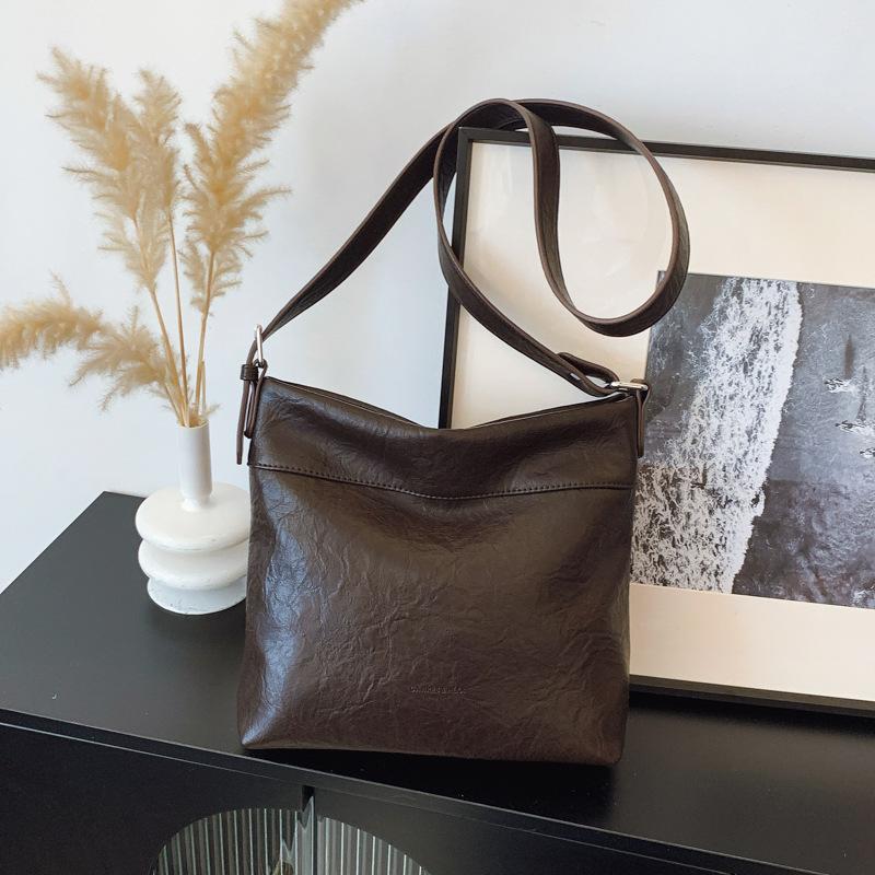 Light Luxury High-end Bag Women's Spring and Summer New Retro Simple Bucket Bag Fashionable Shoulder Messenger Bag