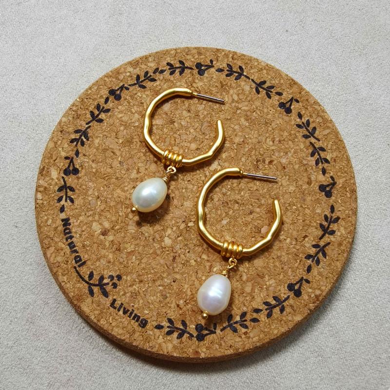 

Meier European and american baroque freshwater pearl earrings - new ins style minimalist gold-plated brass earrings for women золотой