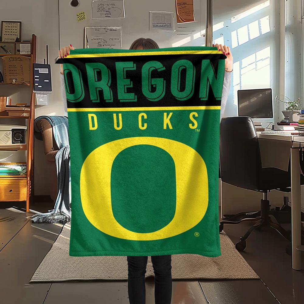 Oregon Ducks Print Flannel Blanket High Quality Warm Comfortable Cover for All Seasons Perfect for Gifts Home Decor