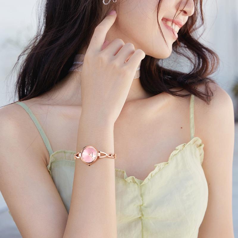 Trendy Women's Small Dial Mesh Strap Watch - Fashionable and Versatile Design for Students.