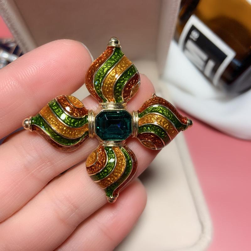 

Women Men Vintage Cross Enamel Crystal Badges Brooch Fashion Elegant Palace Style Lady Drip Oil Pin