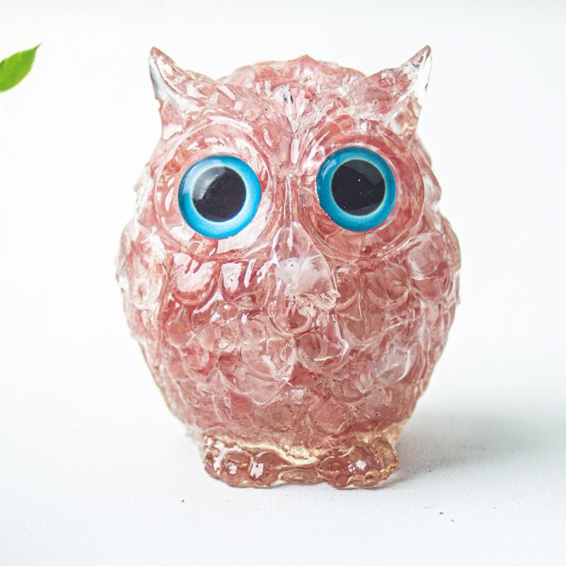 Uil als bureaudecoratie van kristalhars met glinsterende steentjes, ideaal als cadeau voor thuis of op kantoor.