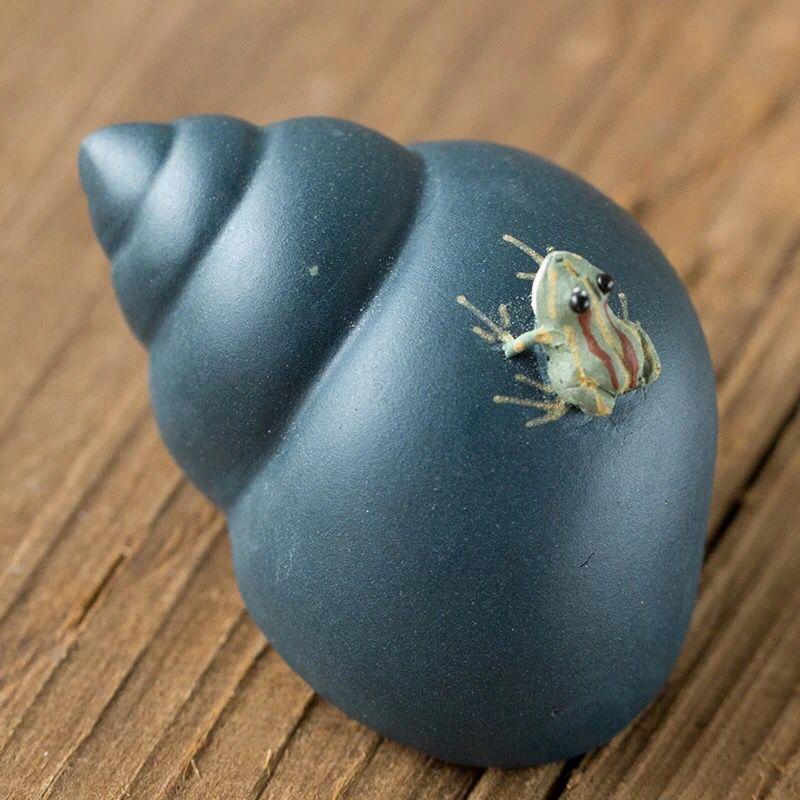 

Handmade Snail Water-spraying Purple Sand Small Tea Pet Mini Ornaments with Handles Can Be Raised Tea Accessories
