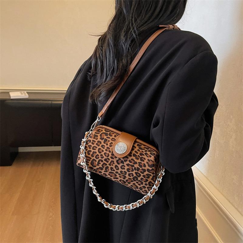 Chain Underarm Bag Women's New Niche Fashion Versatile Bag Popular Shoulder Messenger Bag
