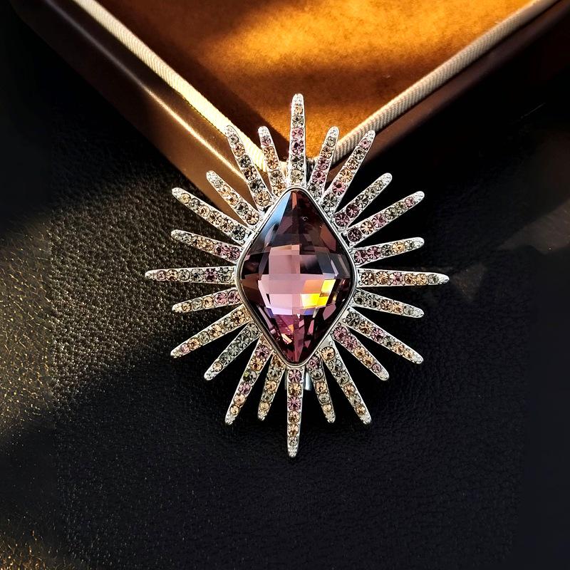 Элегантная брошь-животное со стразами: Дизайн цветов высокого класса для женских пальто и аксессуаров