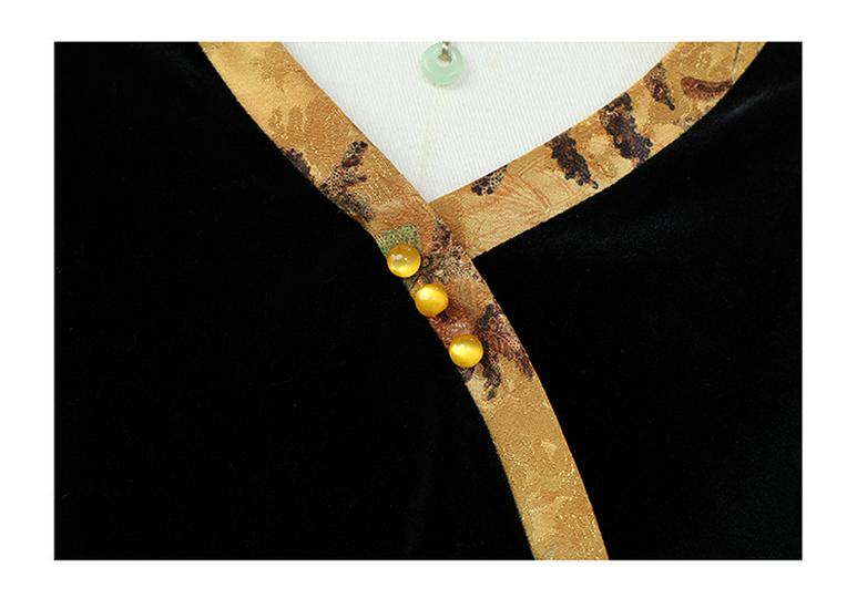 2026 New Chinese Style Velvet Vest Three-Piece Set: Stylish, Slimming, Age-Reducing with Frog Button Embroidery.