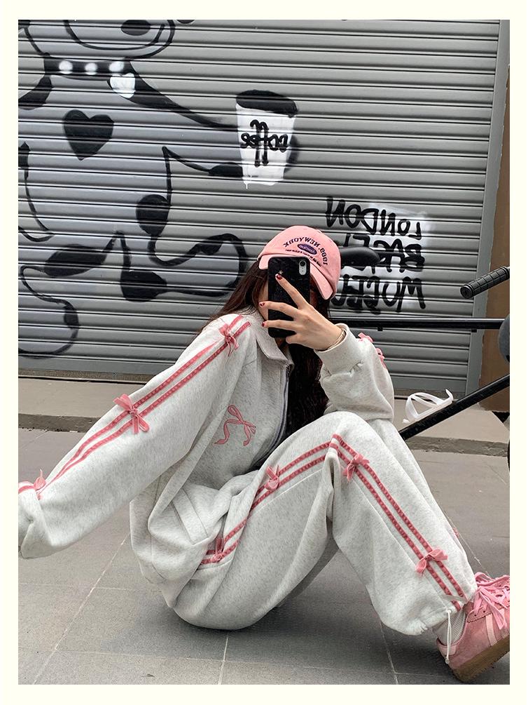 

«Спортивный комплект Huamian 2024 Spring College Style Bow: Женская кофта-свитер и прямые брюки.