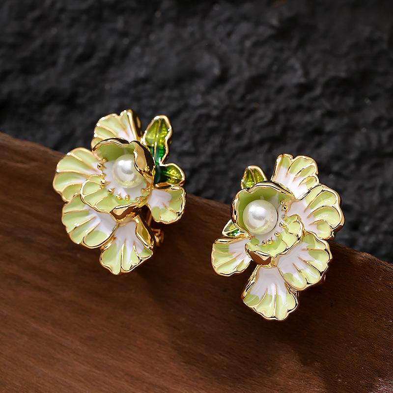 

Gentle temperament small fragrance enamel drip glaze three-dimensional flower pearl stud earrings niche personality design earrings зелёный