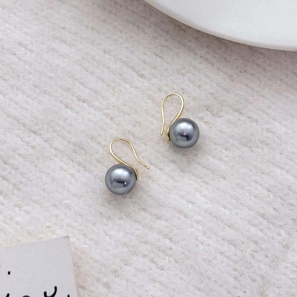 Retro temperament gentle round gray pearl earrings, simple daily commuting light light luxury high-end ear hook woman