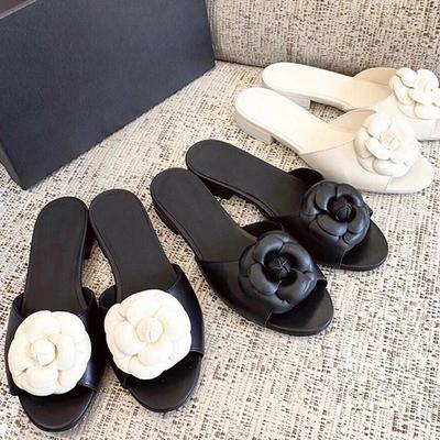 2025 Frühling/Sommer Neu Strandurlaub Ein Wort Offene Zehen Flache Sohle Oberbekleidung Kamelien-Slipper für Damen