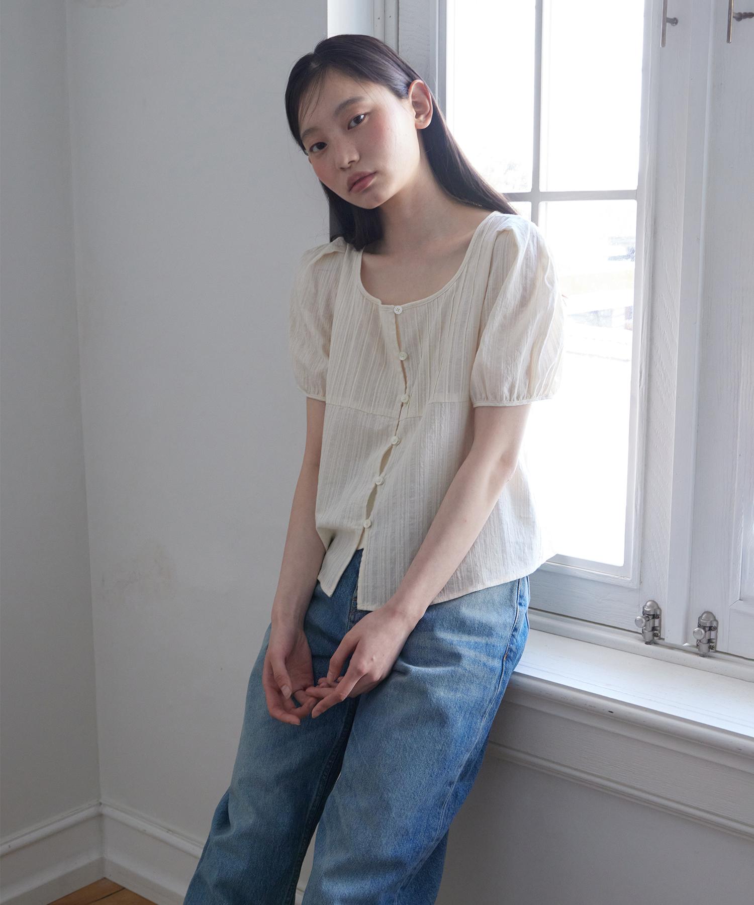Step Around Tuck Detail Puff Blouse_Beige Black