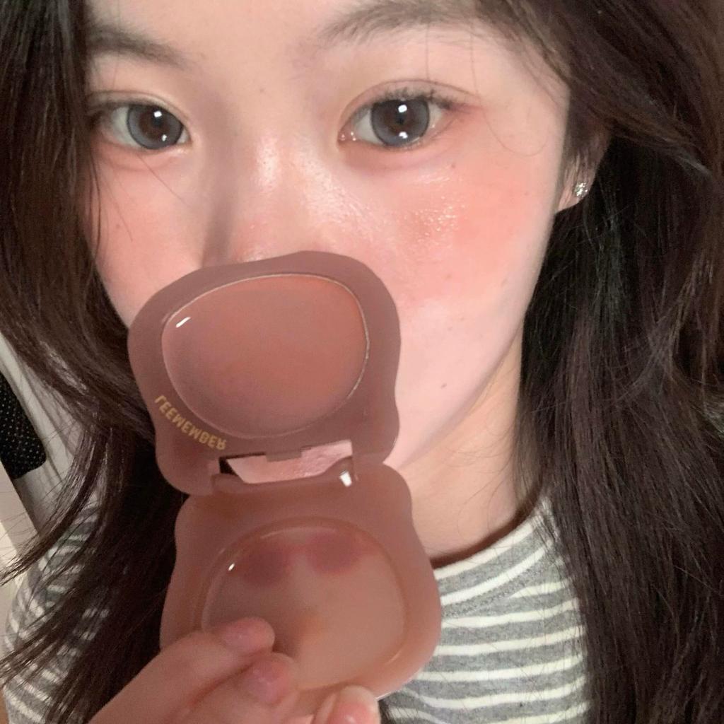 The Ultimate Makeup Trend: Han Lei's Look! Li Meng Little Bear Blush Multi-Use Cream T3 Gray Pink, with a Natural Dewy Finish and Moisturizing Effect