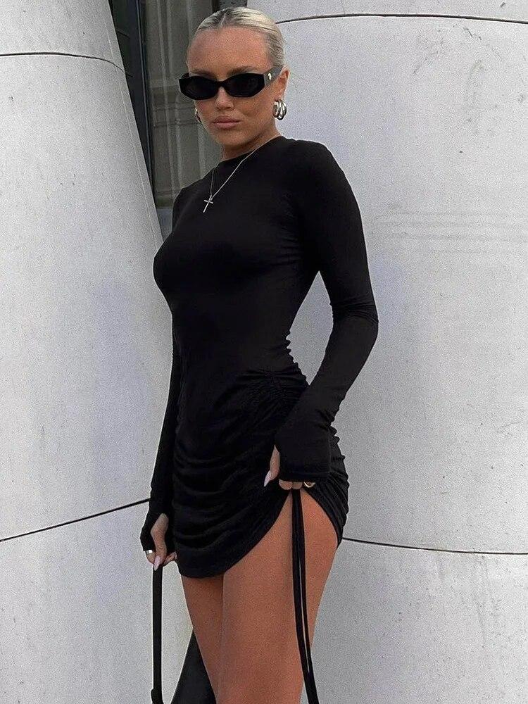 Plisované dámské mini šaty s dlouhým rukávem a černým stahovací šňůrkou do O, sexy přiléhavé páskové mini šaty