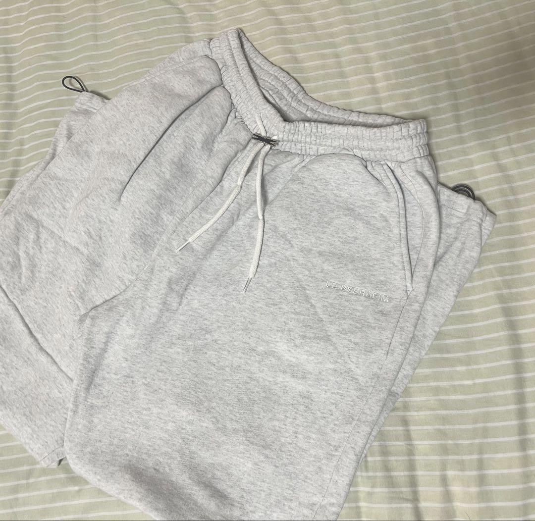 

[Б/У] LE SSERAFIM СПОРТИВНЫЕ БРЮКИ СЕРЫЕ Спортивные брюки