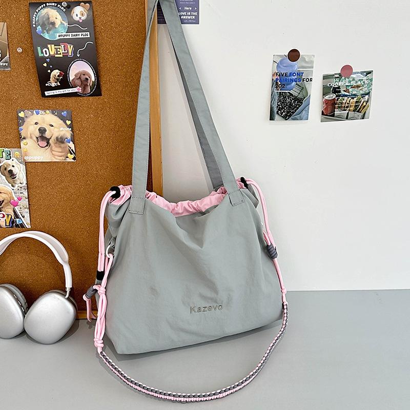 

Large capacity niche design portable tote bag women s 2025 new simple casual lazy style shoulder messenger bag сірий колір