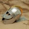 Nachbildung eines römischen gallischen Helms: Mittelalterliche Rüstung aus Stahl und Messing