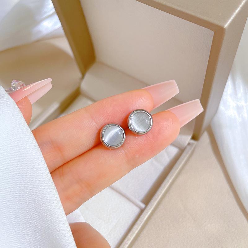 Cercei minimaliști tip stud din oțel titan cu sidef și trifoi cu patru foi - Design androgin pentru temperament individual și eleganță de banchet.